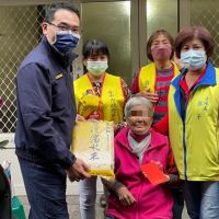內新所長里長寒冬送暖 弱勢家庭溫馨過好年