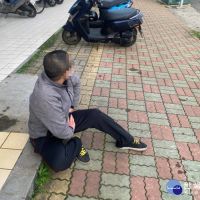 男子急性盲腸炎發作癱坐人行道 熱心警協助救回一命