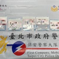 男子心虛衝撞路檢點要逃 保大機警開槍緝獲毒品及通緝犯