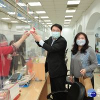 春節將屆 基市長夫人送手作發糕慰勞同仁