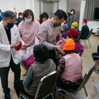 青銀共融爺奶「虎PARTY」 迎春保暖毛帽送愛心