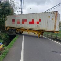 【有片】聯結車卡路 橫跨車道波及雙向回堵