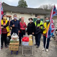 溫馨暖警員主動關懷民眾,結合善心大甲嬤貼心送暖好過年!