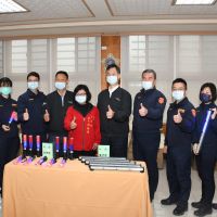 「紅色琉璃瓦草莓園」捐贈警用裝備,守護苗粟警察執勤安全