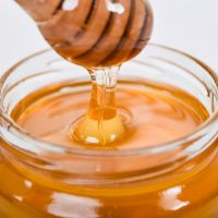 蜂蜜營養價值知多少？6大重點了解保存方式、假蜜辨別，「結晶蜜」不代表是假的，「這類人」要注意糖分攝取！