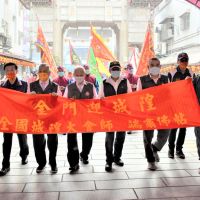 金門縣長、副縣長跨海　遵循古禮端肅佛帖