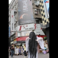 《咒怨》「鬼」跡現身台北街頭  見大型看板樂合拍