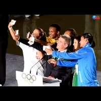 青奧開幕式奧委會主席巴赫與青年運動員現場玩自拍