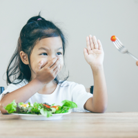 食物咬碎再餵孩吃？醫驚大錯特錯：細菌傳染致滿口蛀牙