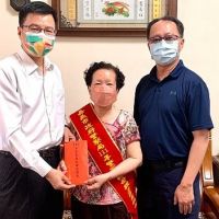 教育子女從警服務社會　姜莊金英女士當選嘉市警局模範警察母親