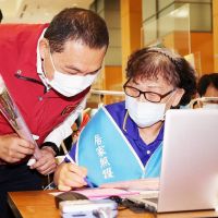母親節不停歇持續接聽民眾心聲 侯友宜送志工康乃馨願大家平安