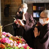 靈鷲山聖山寺線上浴佛迎佛誕　點燈祈福報親恩頂佛足求金榜