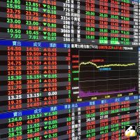 台股開低走高守住萬六 金融、航運、矽晶圓強勢拉回