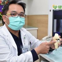 七旬嬤擺脫疼痛！　微創「半套」人工膝關節立功