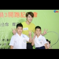 胡宇威帶領孩童挑戰三人團體跳繩  號召更多人快樂動起來