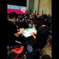 愛瘋6：中國人在澳洲打麻將排隊買iPhone6