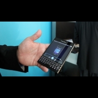 最新方形螢幕黑莓機 BlackBerry Passport
