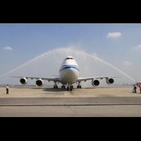 中國首架波音747-8首航