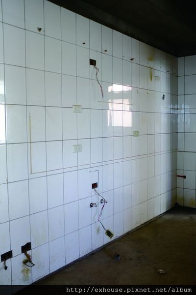 想幫家裡的牆面換新材質，原有的舊磁磚到底要不要拆？!
