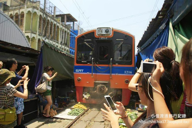 (泰國)美功鐵道市場，在市場穿梭的火車