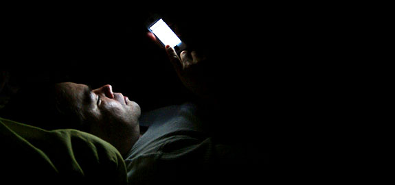 夜晚使用手機將影響睡眠 建議老闆不要在深夜發郵件 | 健康達人網